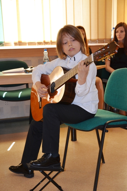 Występ ucznia Państwowej Szkoły Muzycznej im. Ignacego Jana Paderewskiego w Koninie