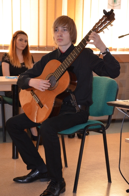 Występ ucznia Państwowej Szkoły Muzycznej im. Ignacego Jana Paderewskiego w Koninie