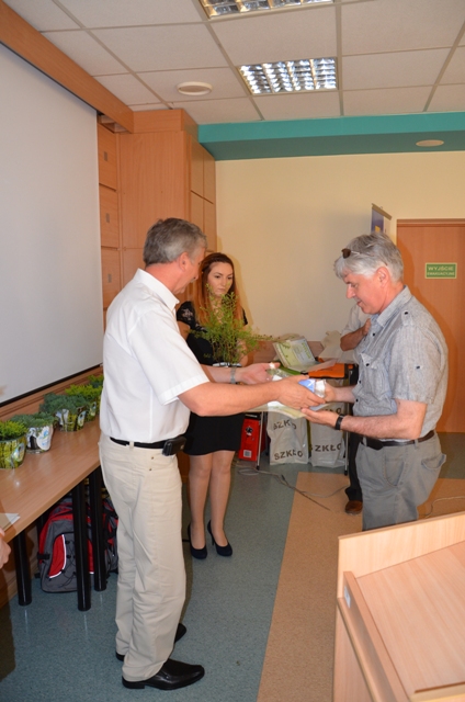 Za zebrane butelki uczestnicy otrzymali sadzonki ozdobnych drzew i krzewów oraz dyplomy i upominki