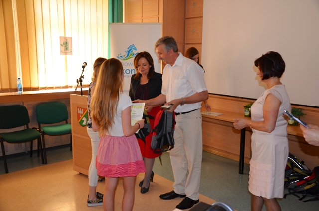 Za zebrane butelki uczestnicy otrzymali sadzonki ozdobnych drzew i krzewów oraz dyplomy i upominki