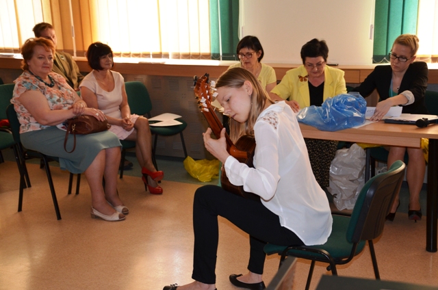 Występ uczennicy Państwowej Szkoły Muzycznej im. Ignacego Jana Paderewskiego w Koninie