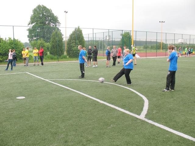 Konkurencje rodzinne – strzały piłką nożną na bramkę unihokeja