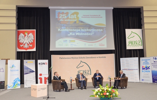 Od lewej: Krzysztof Kędziora - Dyrektor Gminnego Ośrodka Kultury w Brzeźnie, prof. Jerzy Buzek – Pos