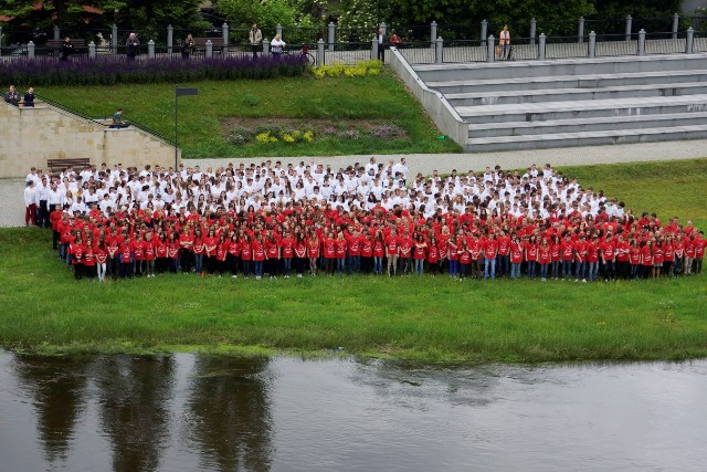 Żywa flaga na konińskim bulwarze nadwarciańskim