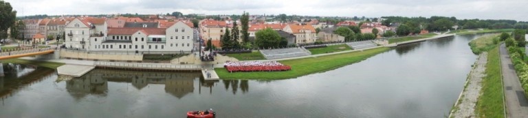 Żywa flaga na konińskim bulwarze nadwarciańskim