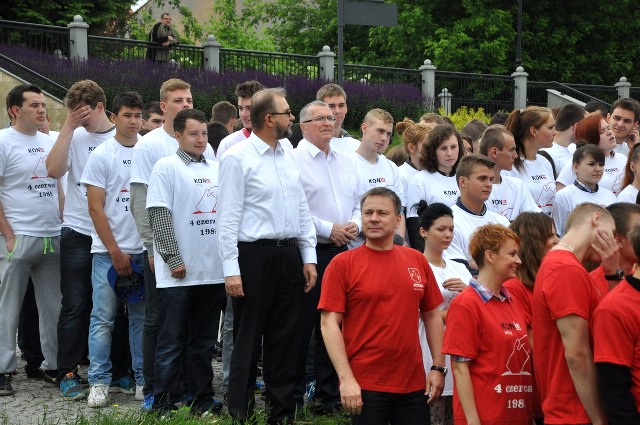 Żywa flaga na konińskim bulwarze nadwarciańskim