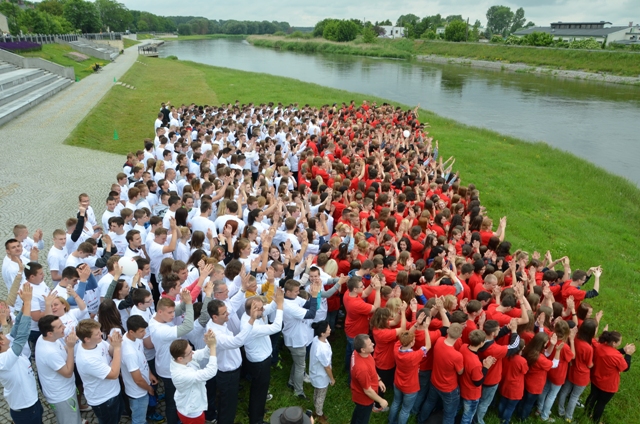 Żywa flaga na konińskim bulwarze nadwarciańskim
