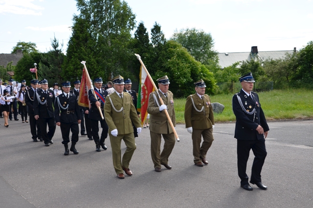 Przemarsz w asyście Orkiestry Dętej z Sompolna na cmentarz parafialny w Lubstowie