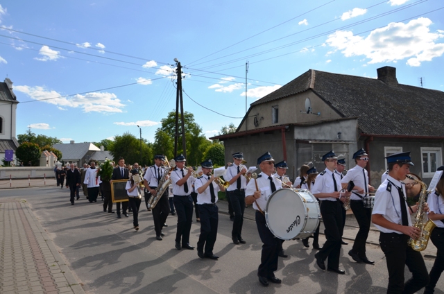 Przemarsz w asyście Orkiestry Dętej z Sompolna na cmentarz parafialny w Lubstowie