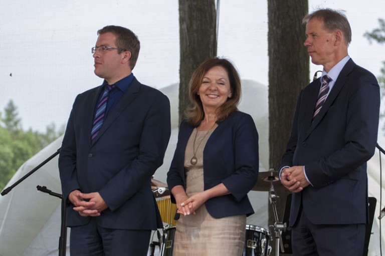 Od lewej: Andrzej Operacz - Wójt Gminy Skuls, Małgorzata Waszak - Starosta Koniński oraz Janusz Stan