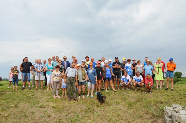 Uczestnicy otwarcia punktu widokowego w Sławsku