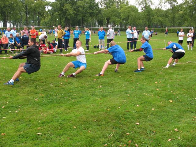 Przeciąganie liny mężczyzn