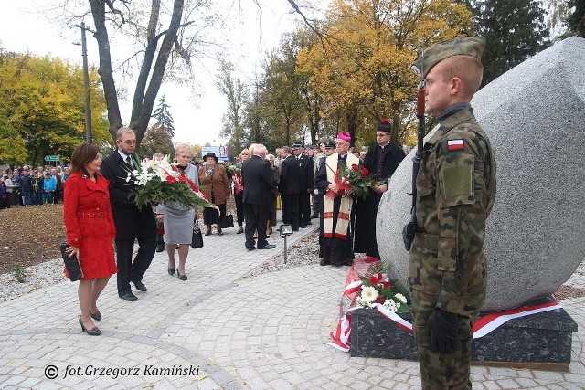 Złożenie kwiatów przez Małgorzatę Waszak starostę konińskiego, Andrzeja Nowaka wicestarostę koniński