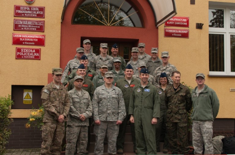 Żołnierze US Air Force w Liceum Ogólnokształcącym w Kleczewie