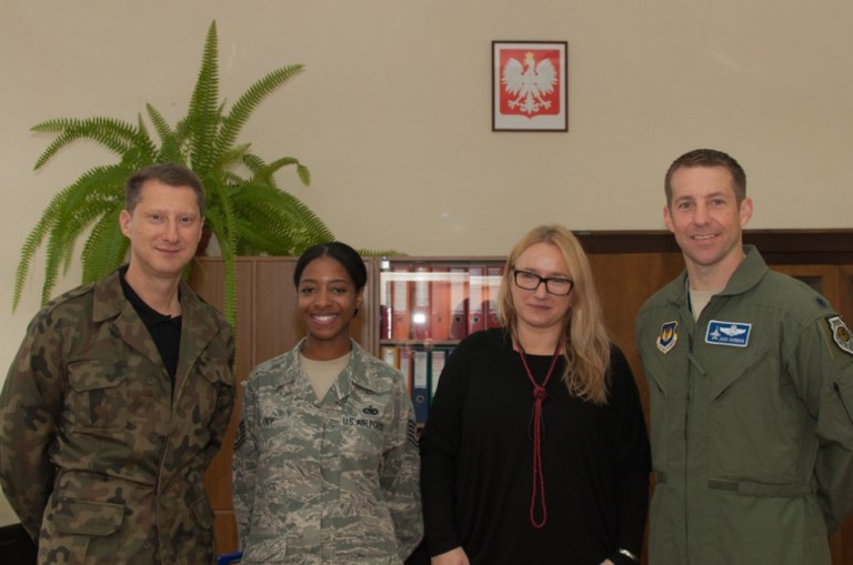 Żołnierze US Air Force w Liceum Ogólnokształcącym w Kleczewie