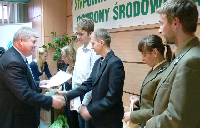 Laureatom konkursu nagrody wręczył Władysław Kocaj, wicestarosta koniński