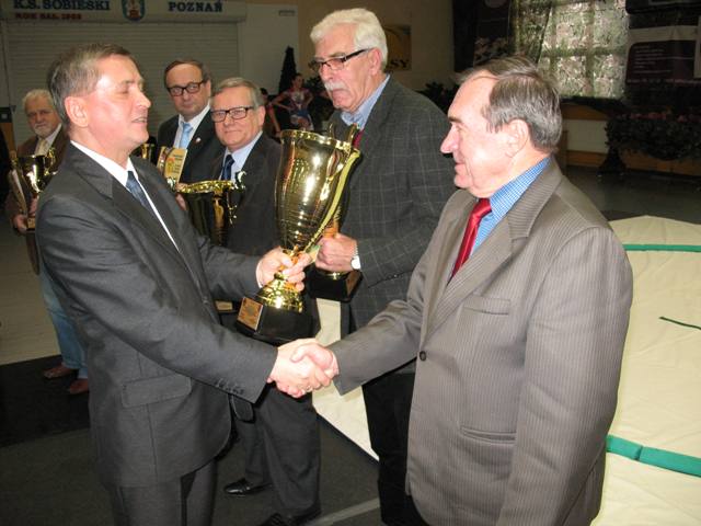 Puchar Marszałka Województwa Wielkopolskiego z rąk Tadeusza Tomaszewskiego – przewodniczącego Wielk
