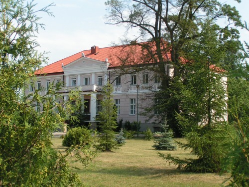 Pałac z 1821 r. w Żychlinie. Aktualnie siedziba Zespołu Szkół Ekonomiczno-Usługowych