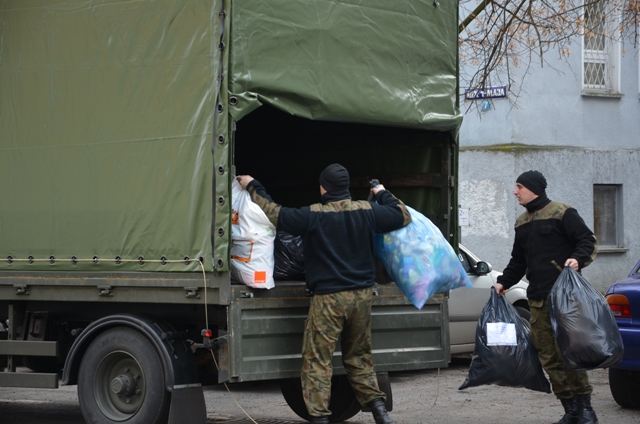 Odbiór zabawek, maskotek i sprzętu sportowego przez poznańskich żołnierzy
