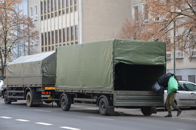 Odbiór zabawek, maskotek i sprzętu sportowego przez poznańskich żołnierzy