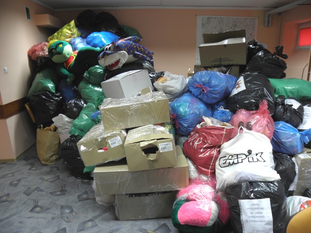 Zabawek, maskotki i sprzęt sportowy zebrany przez dzieci ze szkół powiatu konińskiego oraz Konina