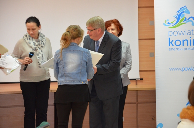 Wręczenie dyplomu przez Jacka Wysockiego - Członka Zarządu Powiatu Konińskiego
