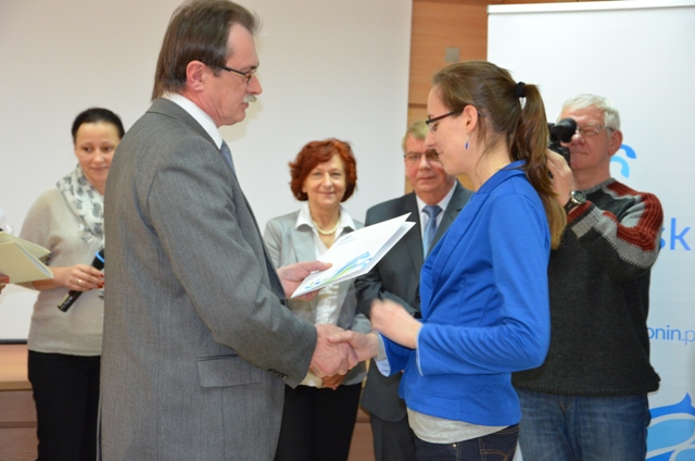 Wręczenie dyplomu przez Radzisława Kozłowskiego - Skarbnika Powiatu Konińskiego