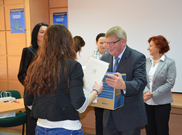 Wręczenie dyplomu przez Jacka Wysockiego - Członka Zarządu Powiatu Konińskiego