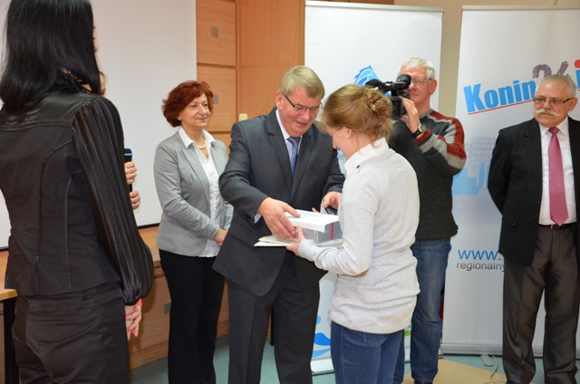 Wręczenie dyplomu przez Jacka Wysockiego - Członka Zarządu Powiatu Konińskiego