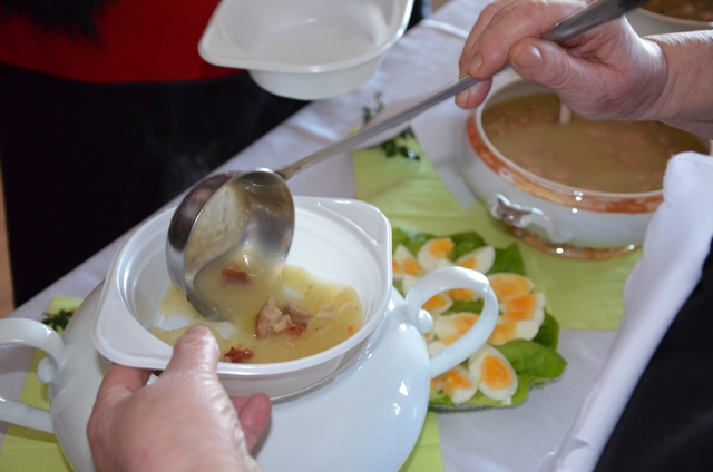 Żur wielkanocny przygotowany przez Koło Gospodyń Wiejskich