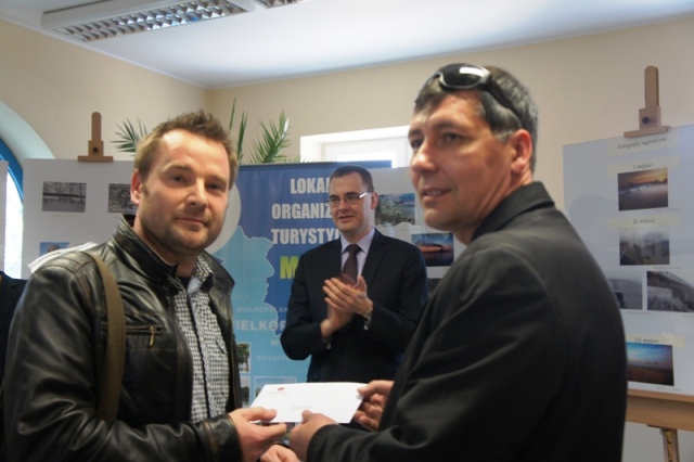 Od lewej: laureat konkursu - Robert Łechtański oraz sponsor nagrody głównej - Dariusz Szatan - Prez