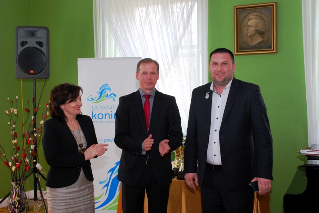 Od lewej: Małgorzata Waszak - Starosta Koniński, Janusz Stankiewicz - Przewodniczący Rady Powiatu Ko