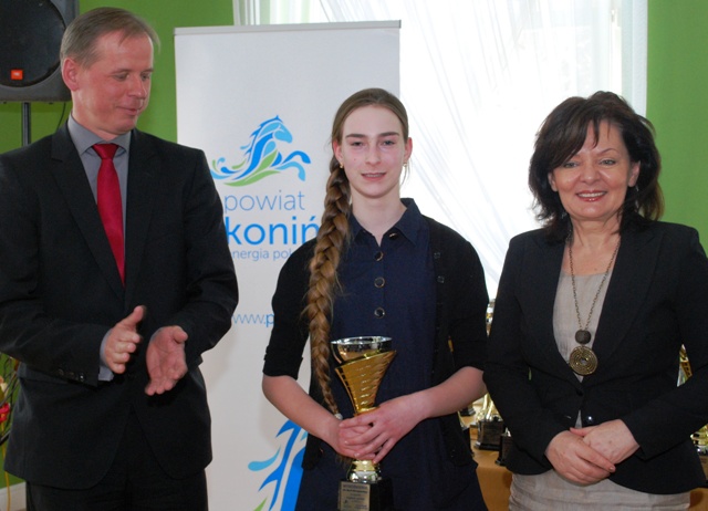 Od lewej: Janusz Stankiewicz - Przewodniczący Rady Powiatu Konińskiego, reprezentantka Klubu Sportow