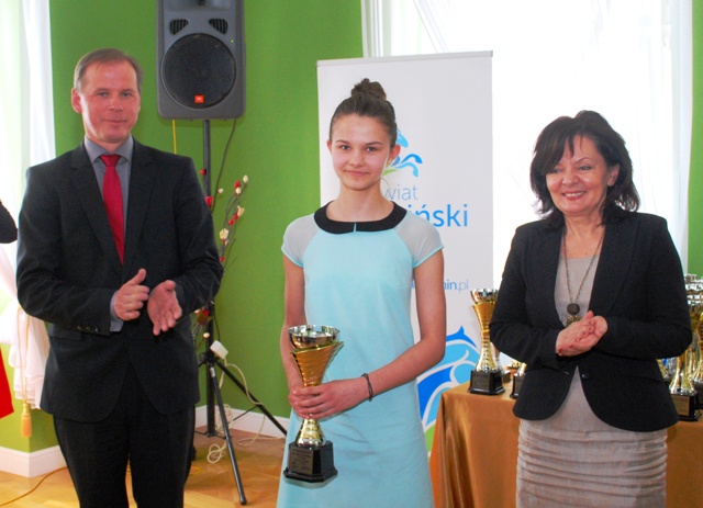 Od lewej: Janusz Stankiewicz - Przewodniczący Rady Powiatu Konińskiego, reprezentantka Klubu Sportow