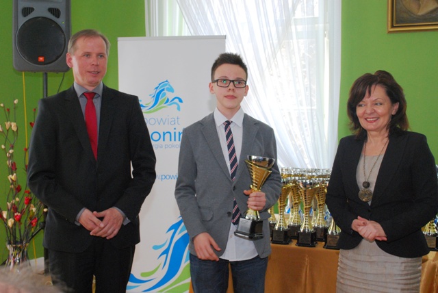 Od lewej: Janusz Stankiewicz - Przewodniczący Rady Powiatu Konińskiego, Szymon Chojnacki oraz Małgor