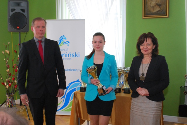 Od lewej: Janusz Stankiewicz - Przewodniczący Rady Powiatu Konińskiego, reprezentantka Klubu Sportow