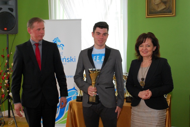 Od lewej: Janusz Stankiewicz - Przewodniczący Rady Powiatu Konińskiego, Rafał Klepacki oraz Małgorza