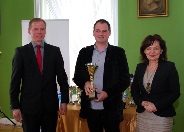 Od lewej: Janusz Stankiewicz - Przewodniczący Rady Powiatu Konińskiego, Robet Kierejewski oraz Małgo