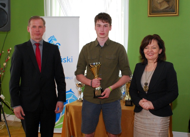 Od lewej: Janusz Stankiewicz - Przewodniczący Rady Powiatu Konińskiego, Damian Dzwoniarski oraz Małg