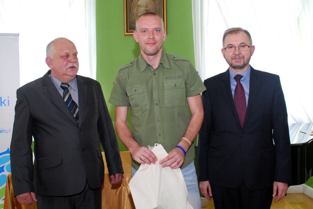 Od lewej: Stanisław Głąbicki - Członek Zarządu Powiatu Konińskiego, Remigiusz Ignaczak, oraz Andrzej