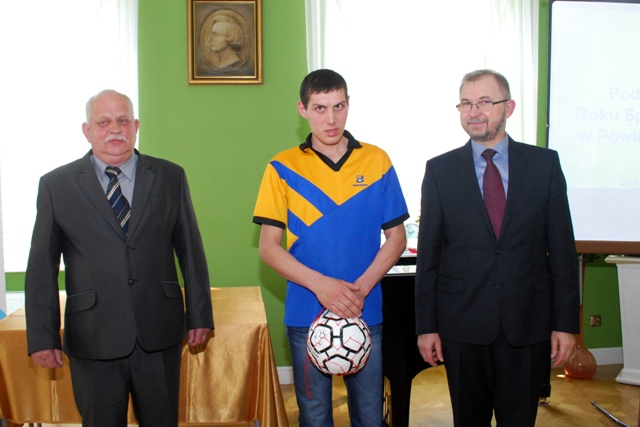 Od lewej: Stanisław Głąbicki - Członek Zarządu Powiatu Konińskiego, wychowanek Specjalnego Ośrodka S