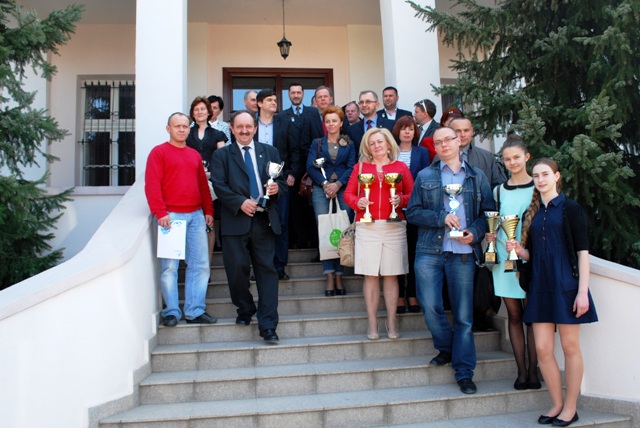 Pamiątkowe zdjęcie na schodach pałacu Bronikowskich w Żychlinie
