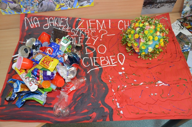 Prace uczestniów akcji "Drzewko za butelkę"