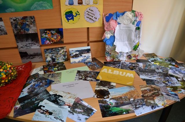 Prace uczestniów akcji "Drzewko za butelkę"