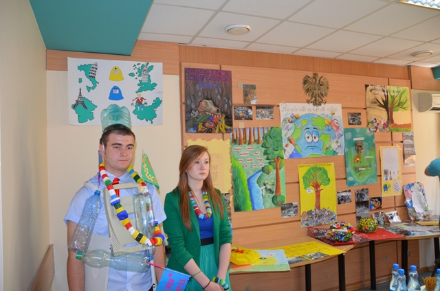 Prace uczestniów akcji "Drzewko za butelkę"