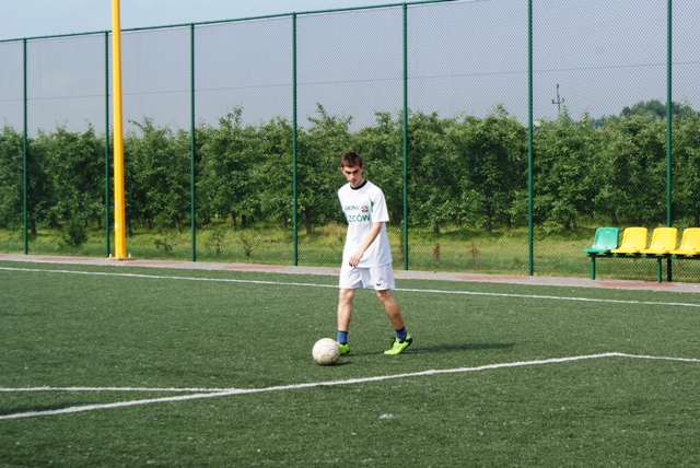 Strzały piłką nożną na bramkę unihokeja podczas XV Letniej Powiatowej Spartakiady Mieszkańców Wsi Po