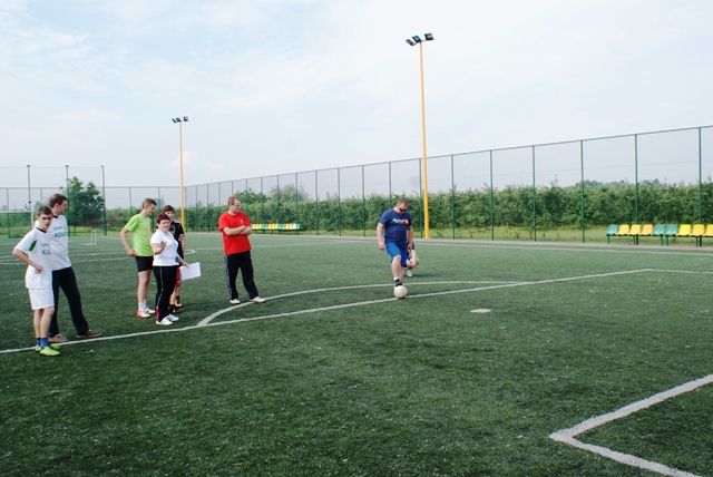 Strzały piłką nożną na bramkę unihokeja podczas XV Letniej Powiatowej Spartakiady Mieszkańców Wsi Po