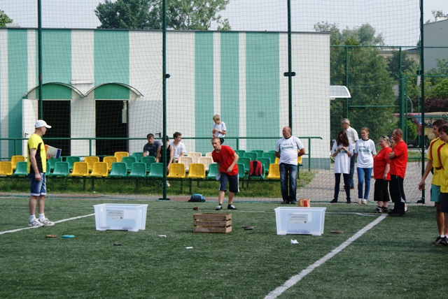 Rzuty przedmiotami do celu podczas XV Letniej Powiatowej Spartakiady Mieszkańców Wsi Powiatu Konińsk