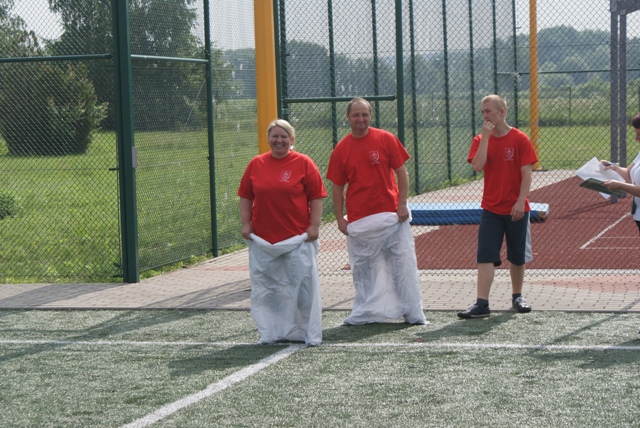 Konkurencje rodzinne, bieg w worku – XV Letnia Powiatowa Spartakiada Mieszkańców Wsi Powiatu Konińsk