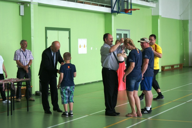 Wręczanie pucharów i medalów laureatom XV Letniej Powiatowej Spartakiady Mieszkańców Wsi Powiatu Kon